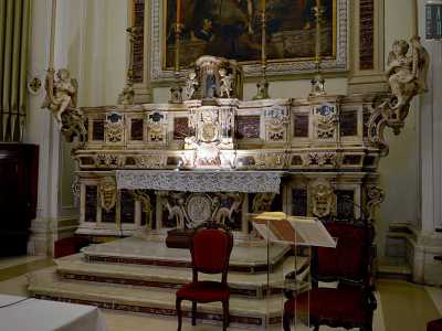 Nel coro � collocato il prezioso altare maggiore in marmi policromi intarsiati, lascito del 1760...